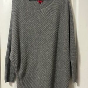 Jennifer Lopez 2x Gray Batwing Off the Shoulder Sweater
